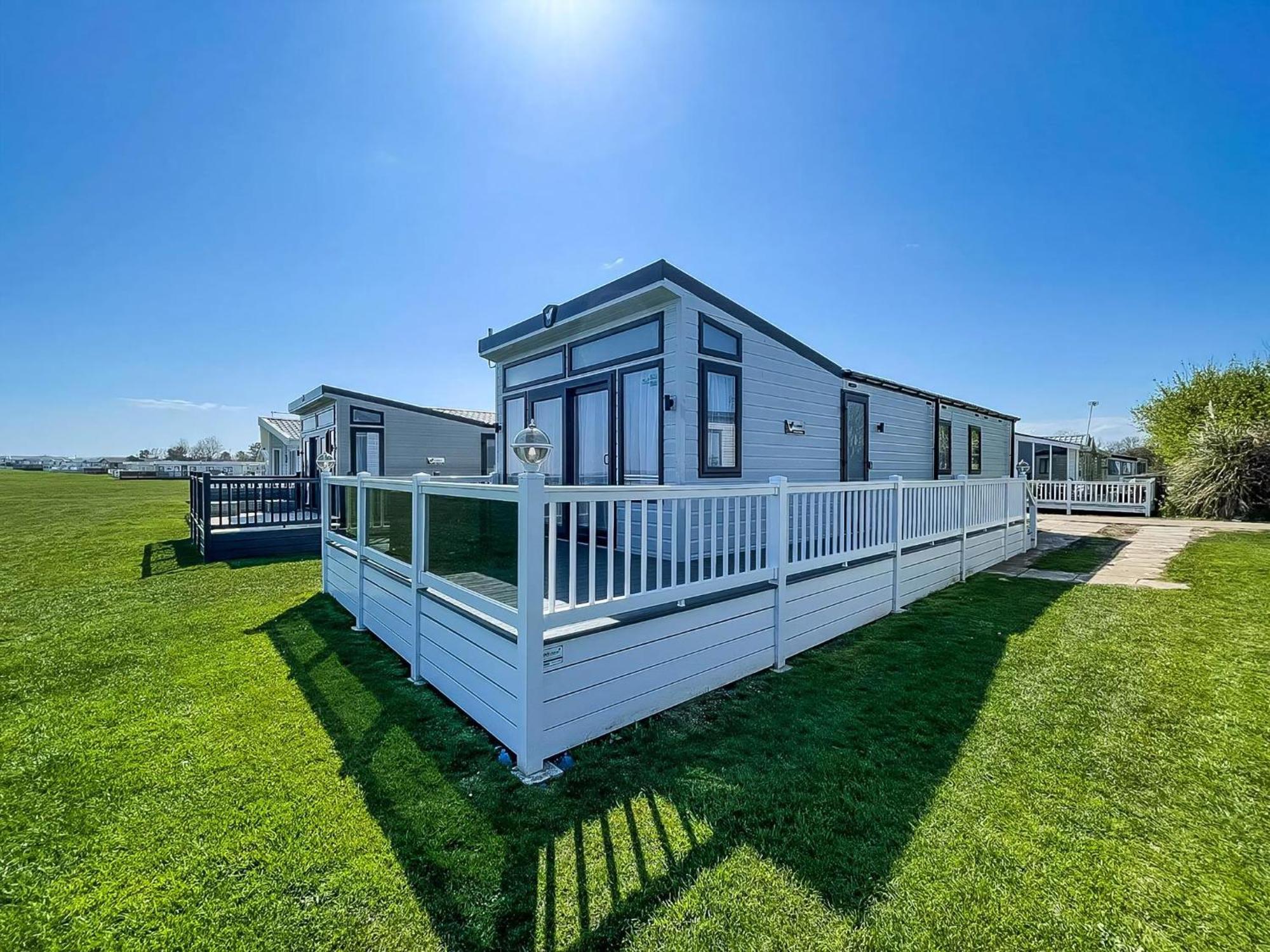 Beautiful Lodge With Full Sea Views At Broadland Sands In Suffolk Ref 20235Bs Hopton on Sea Bagian luar foto