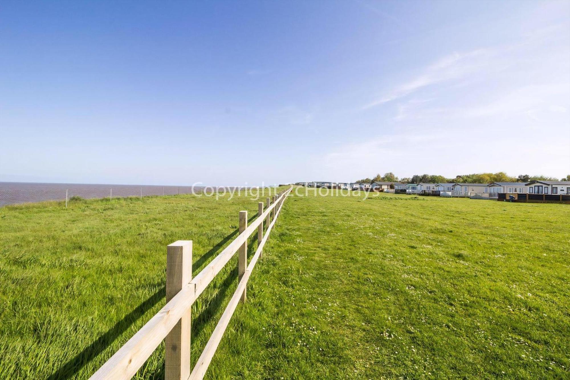Beautiful Lodge With Full Sea Views At Broadland Sands In Suffolk Ref 20235Bs Hopton on Sea Bagian luar foto
