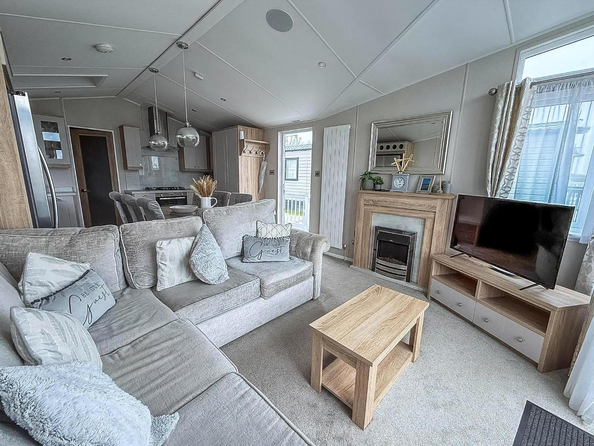 Beautiful Lodge With Full Sea Views At Broadland Sands In Suffolk Ref 20235Bs Hopton on Sea Bagian luar foto